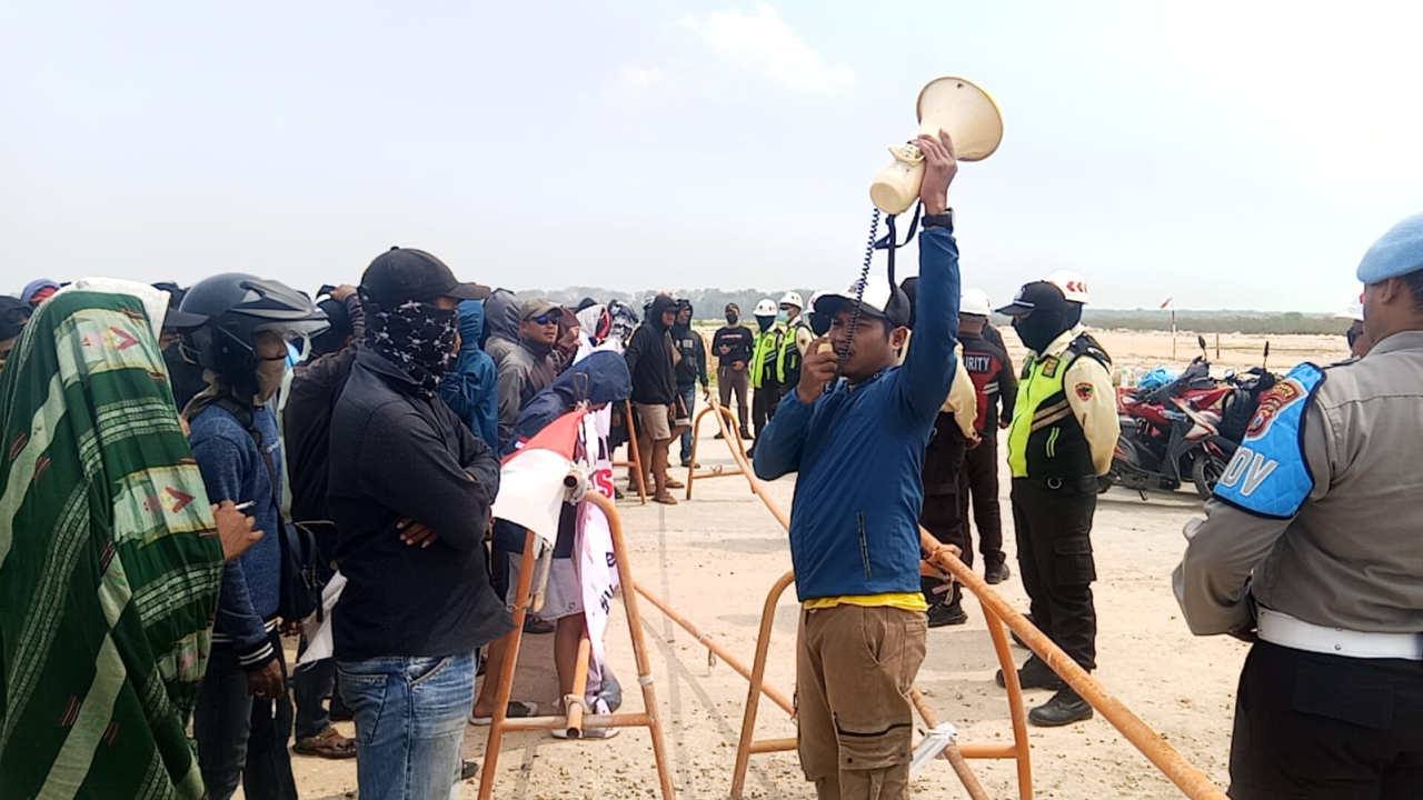 Warga Mengare Komplek saat menggelar demo di depan Smelter PT Freeport Indonesia, KEK-JIIPE, Manyar, Gresik. SP/M Aidid 