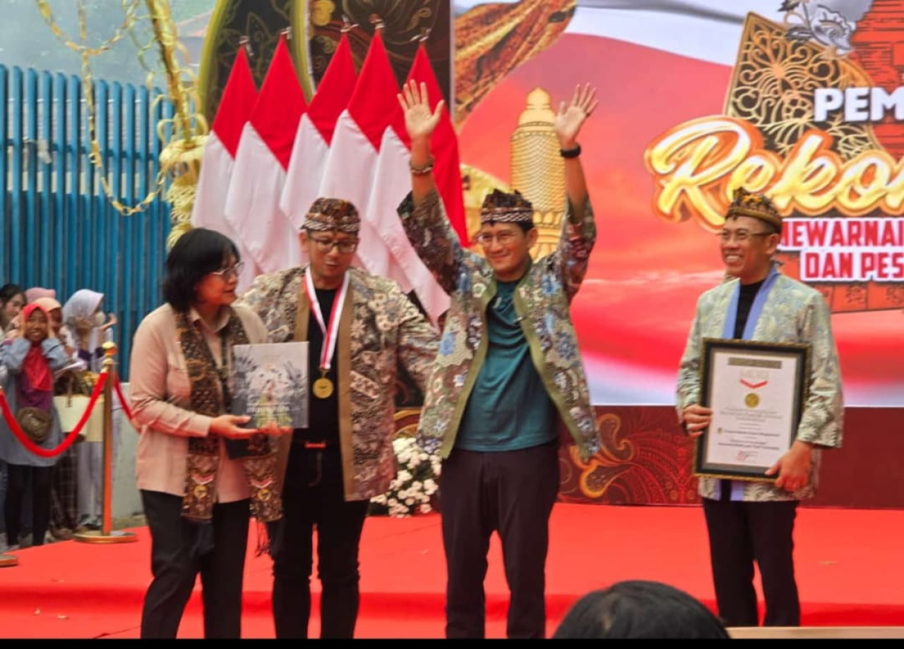 Menparekraf Sandiaga Uno dan Pj Gubernur Jawa Timur Adhy Karyono saat penyerahan Rekor MURI Dunia kepada Pj Wali Kota Moh Ali Kuncoro