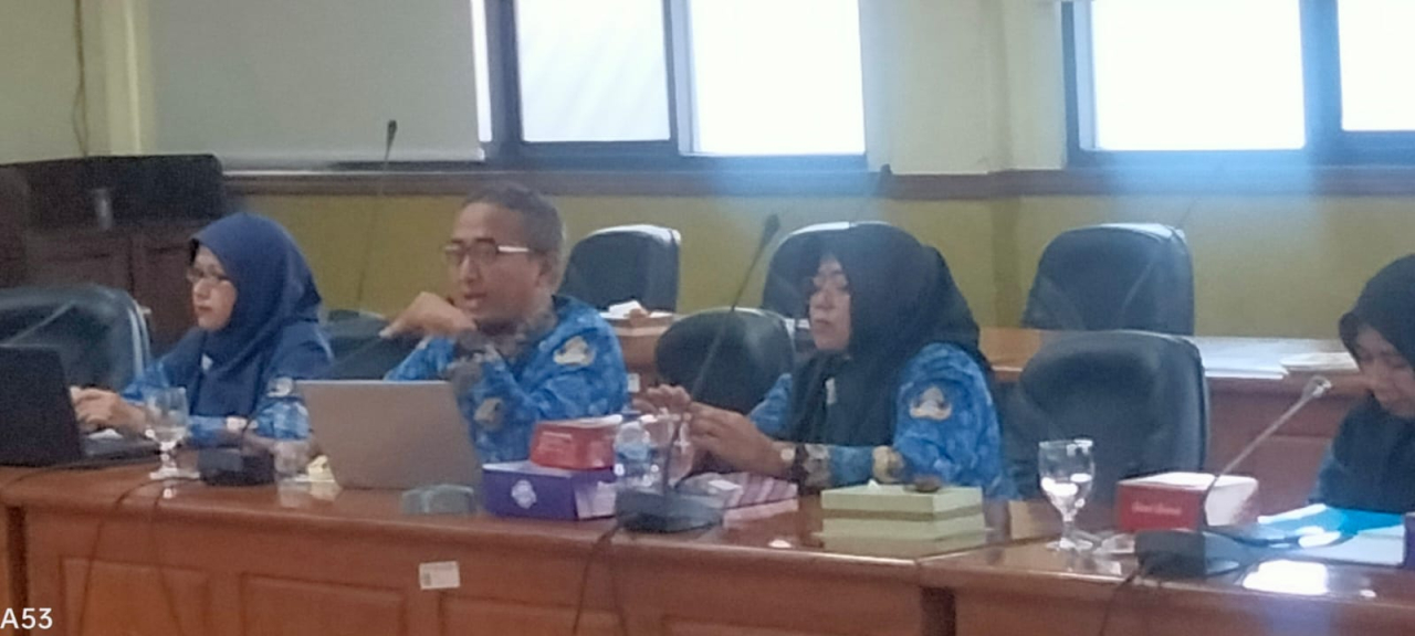 Suasana hearing Komisi C dengan Bidang Pengendalian, Pengawasan Sarpras Dikbud Sidoarjo
