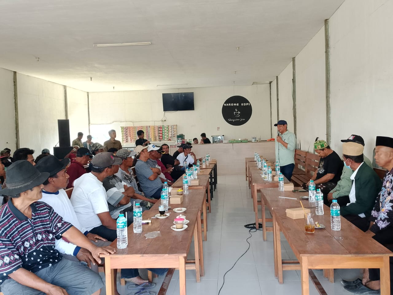 Cabup Lamongan Abdul Ghofur saat menyapa relawan dan jaringan petani di Kiringan Turi Lamongan. SP/MUHAJIRIN 