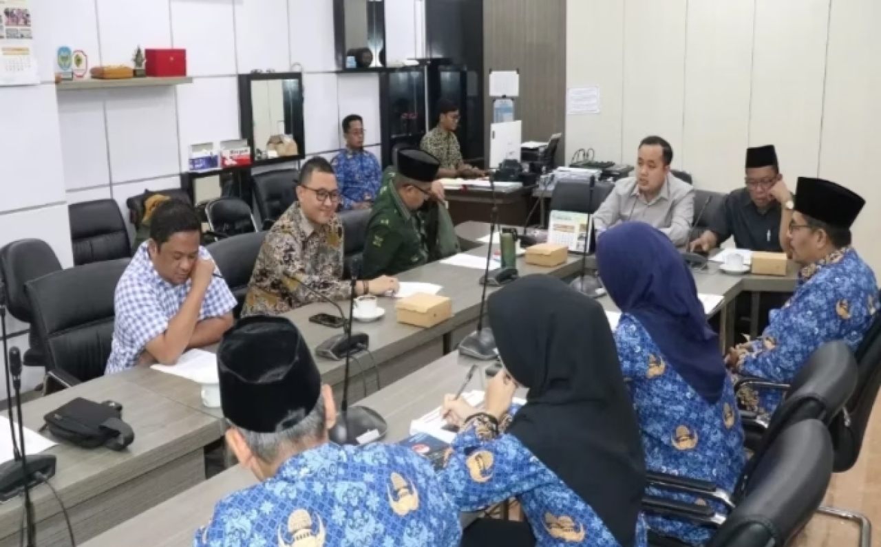 Suasana rapat dengar pendapat anggota Komisi I DPRD Gresik dengan Kepala Dinas PMD Gresik dan jajaran, Senin (21/10). SP/M Aidid