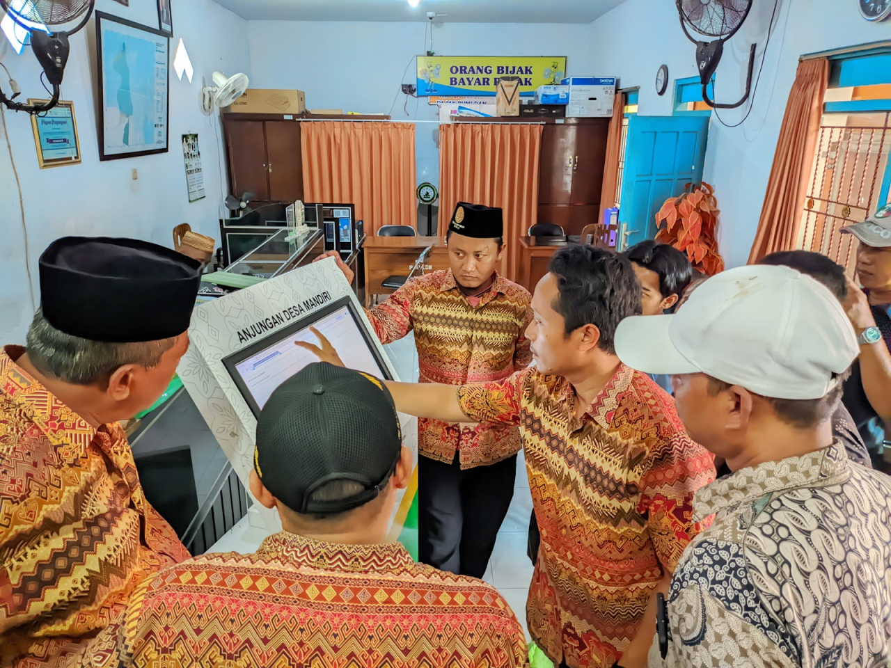 Digitalisasi pelayanan administrasi kependudukan Desa Pangkahkulon, Kecamatan Ujungpangkah, Gresik jadi jujukan studi tiru desa asal Bangkalan. SP/M Aidid