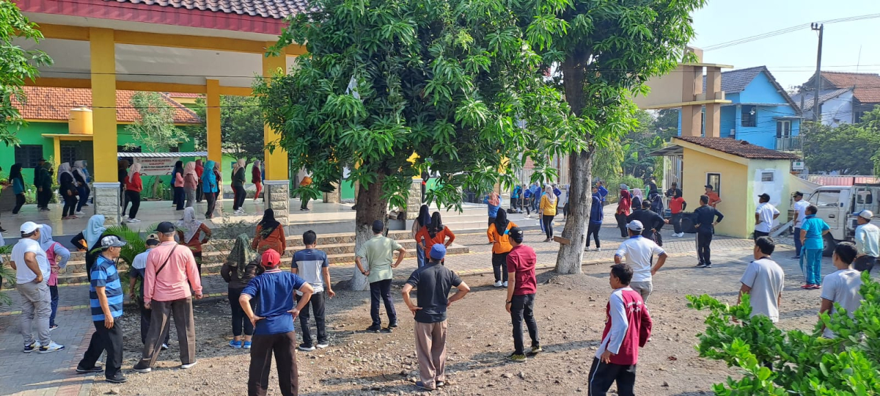 Kegiatan senam bersama di halaman kantor desa Karangpuri, Kecamatan Wonoayu. SP/JUM