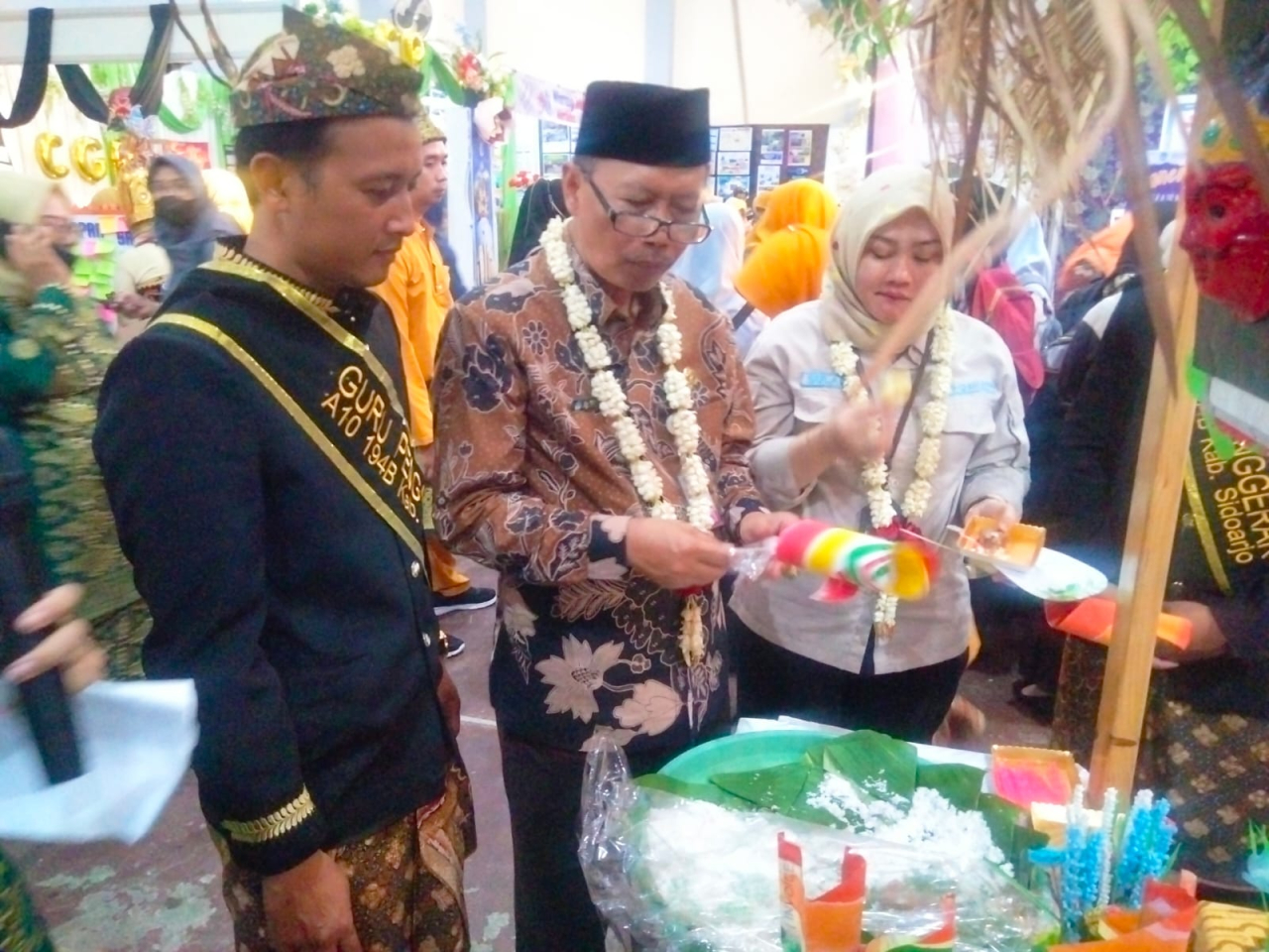 Kadikbud Sidoarjo Tirto Adi bersama Pejabat BBGP Jatim Sulaeni sedang meninjau Pameran Hasil Panen Karya CGP angkatan 10