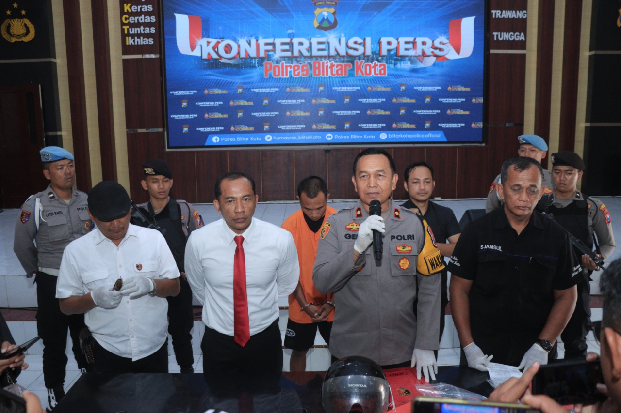 Wakapolres Blitar Kota beri keterangan pada wartawan. SP/Lestariono