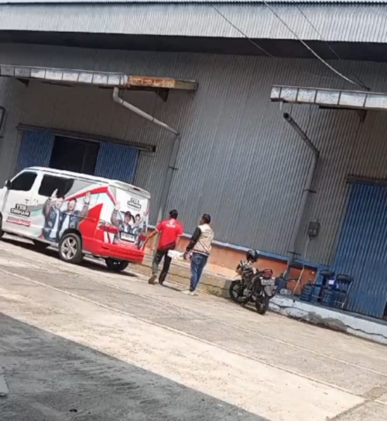 Dua orang suruhan yang diduga tim dari Paslon 02 terpantau bersama mobil branding nya tengah membawa dan memasukan barang ke mobil dari gudang Bulog. SP/MUHAJIRIN