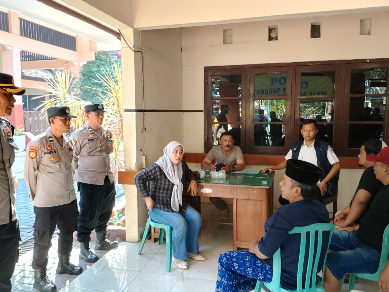 Relawan Pro Perubahan memprotes atas pencopotan Banner ganti bupati ke Kantor Kecamatan Lamongan Kota. SP/MUHAJIRIN