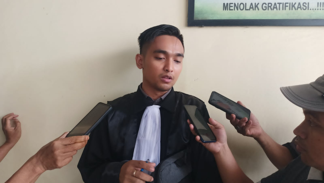 Anggota Tim Kuasa Hukum Bagus saat beri keterangan pada awak media usai persidangan di PN Lamongan. SP/MUHAJIRIN