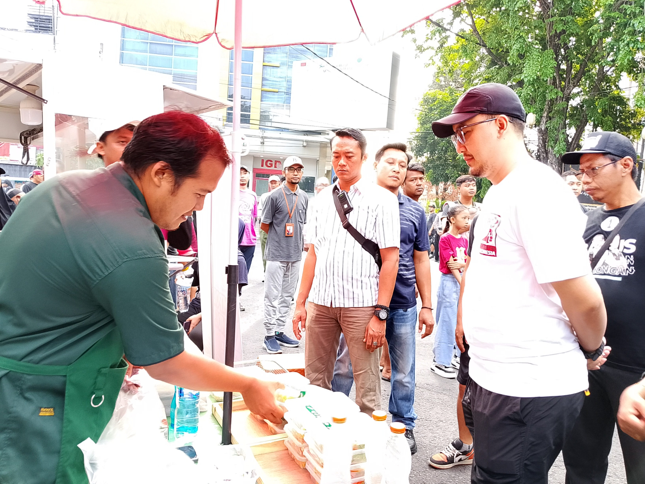 Cawabup Firosya Shalati saat membeli jajanan di area sekitar Alun-alun Lamongan dari para pelaku UMKM. FOTO:SP/MUHAJIRIN