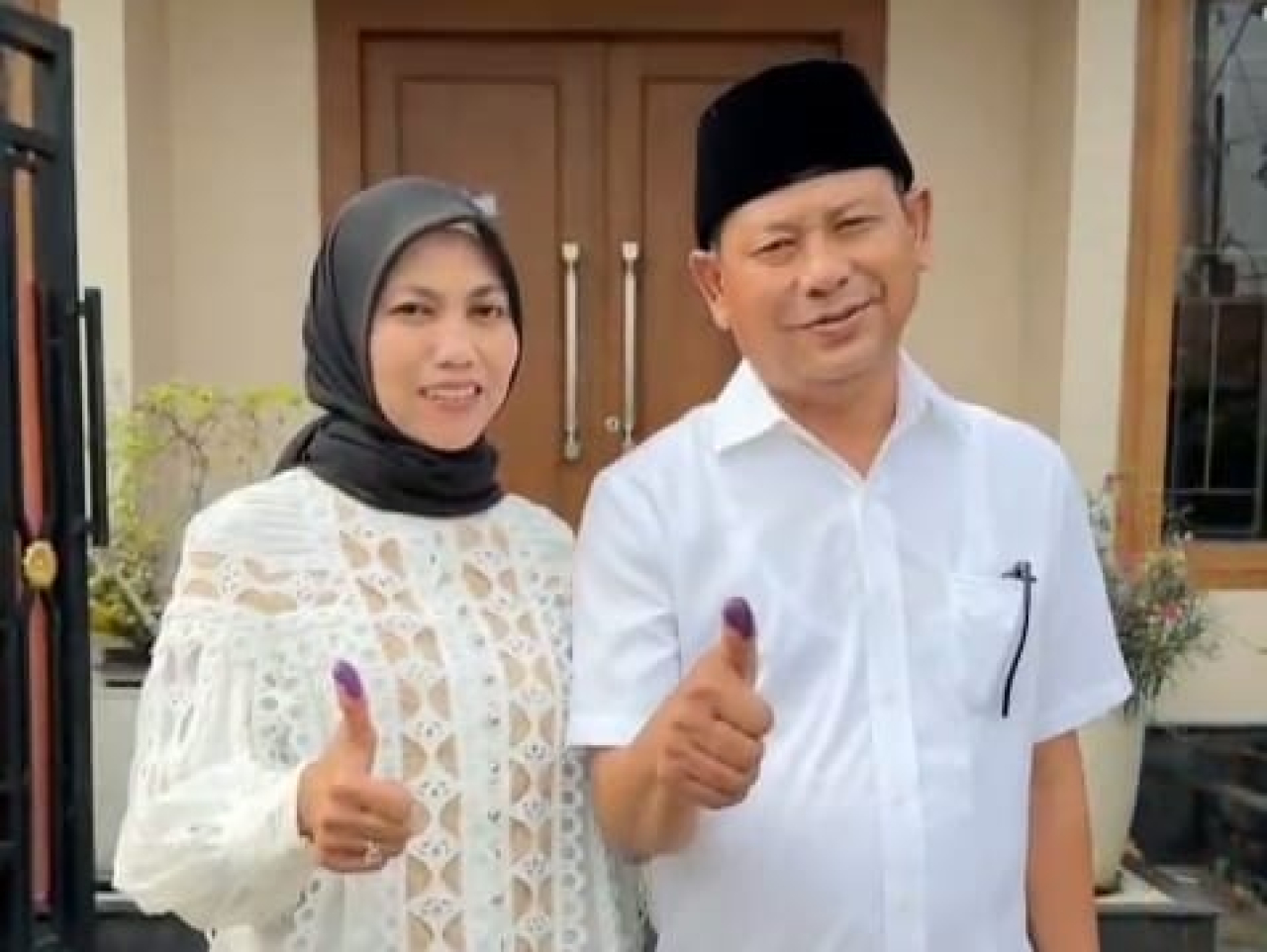 Cabup Lamongan nomor urut 01 Abdul Ghofur, dan istrinya usai nyoblos di TPS 08 Kelurahan Temenggungan Kecamatan Lamongan Kota.  FOTO:SP/MUHAJIRIN
