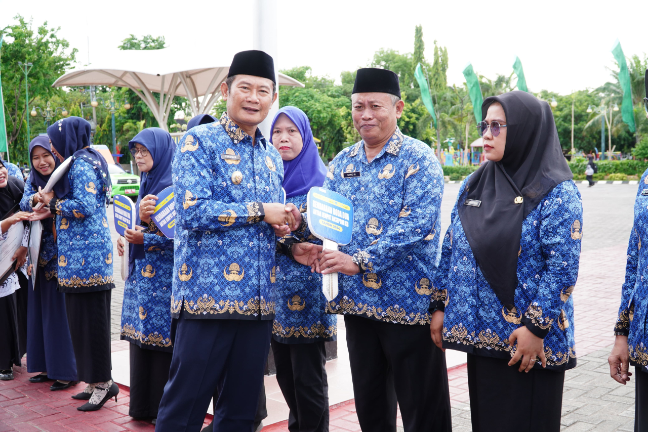 Bupati Lamongan saat memberikan penghargaan kepada guru dalam peringatan HGN.  FOTO:SP/IST