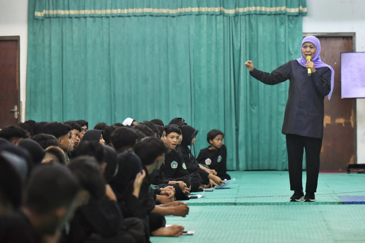 Cagub Jawa Timur no urut dua, Khofifah Indar Parawansa memberikan wejangan saat Kejurwil PS Pagar Nusa di Asrama Haji, Surabaya, Jumat (1/11/2024) malam.  Sp/Arlana