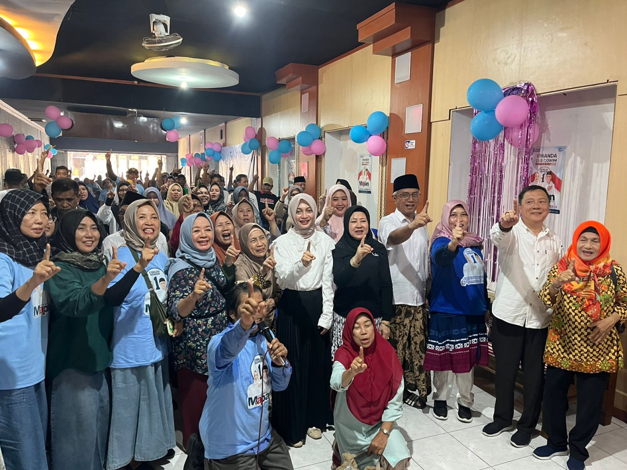 Mbak Vinanda - Gus Qowim berfoto bersama Keluarga Besar Bawean