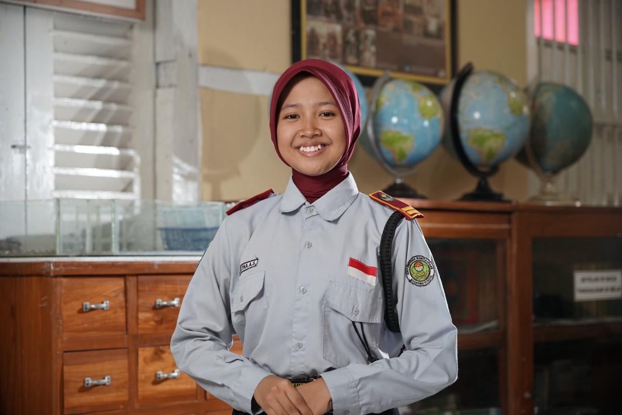 Salah satu siswi dari SMA Dharma Wanita 1 Boarding School Pare ini adalah Pramesta Anggraini
