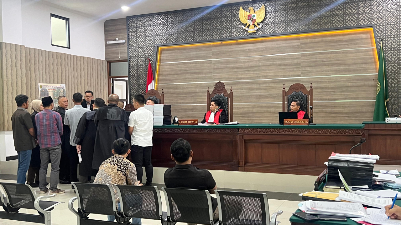 Kuasa Hukum Chrisma dan JPU saat menunjukan bukti bersama para saksi di depan majelis hakim