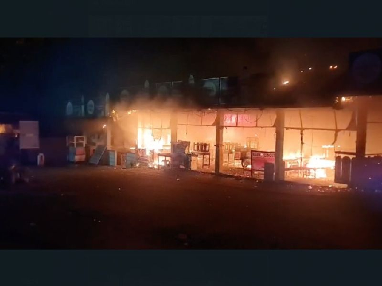 Suasana terbakarnya belasan lapak pedagang pujasera Karangploso, Kabupaten Malang, Jawa Timur. SP/ MLG