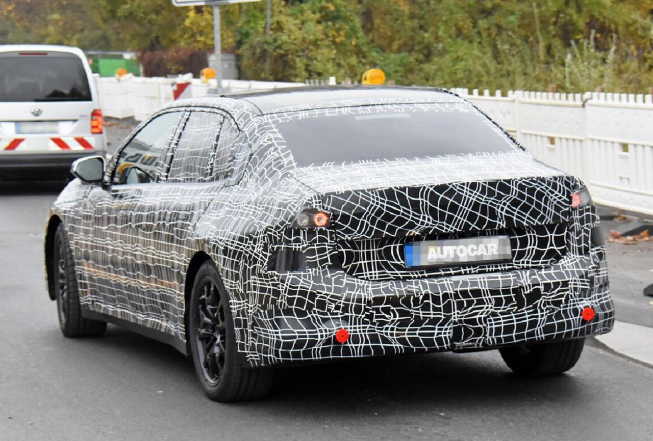 BMW Seri-3 generasi terbaru berbasis Neue Klasse tertangkap kamera sedang uji coba di jalanan. SP/ JKT