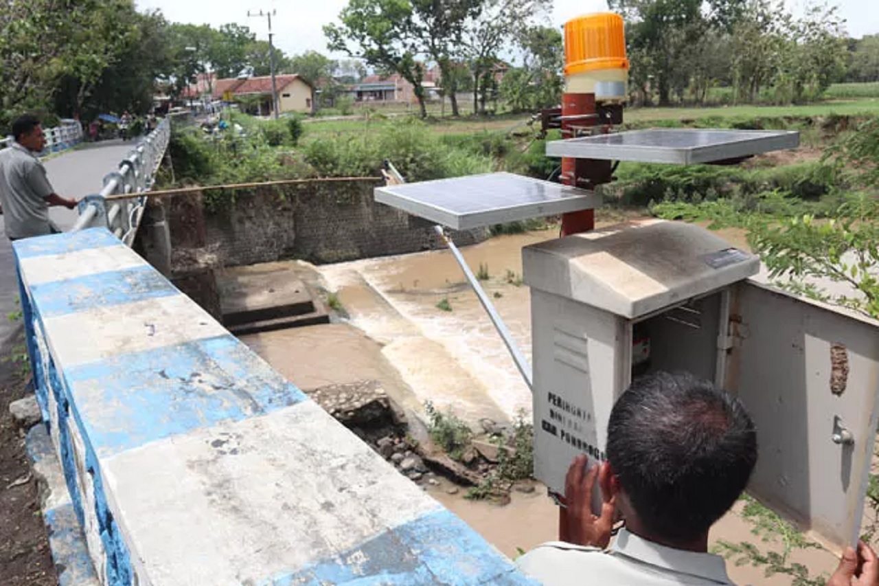 Petugas saat melakukan pengecekan EWS di salah satu titik rawan longsor di Ponorogo. SP/ PNG