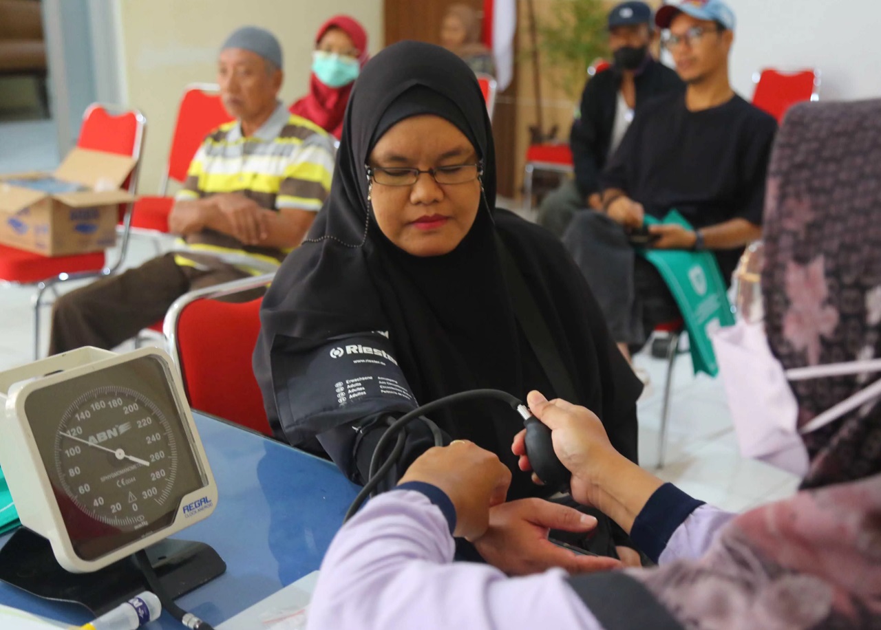 Sejumlah calon jemaah haji pemberangkatan tahun 2025 menjalani pemeriksaan fisik dan tes kejiwaan di Puskesmas Sogaten. SP/ MDN