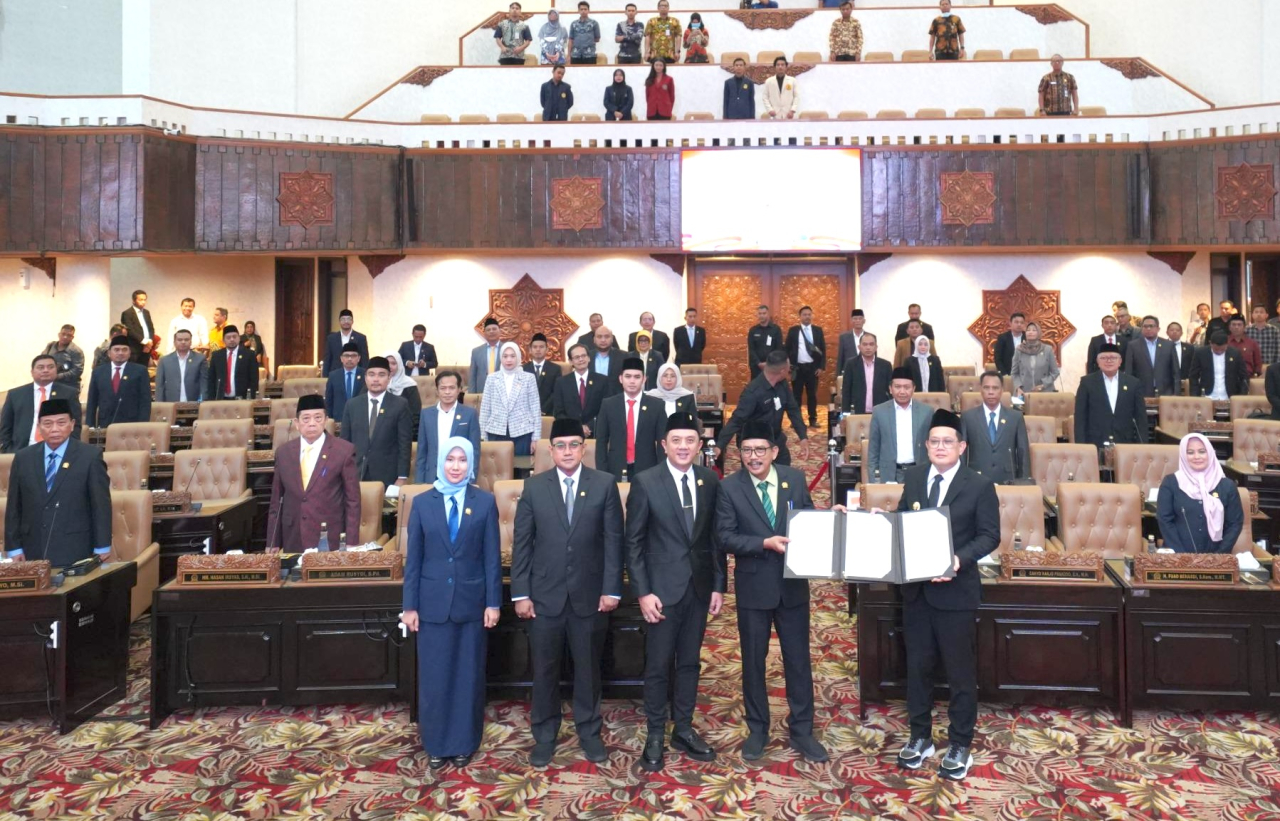 Pj Gubernur Jatim Adhy Karyono mengesahkan APBD Jatim 2025 bersama Ketua DPRD Jatim Musyafak Rouf didampingi Wakil Ketua I Deni Wicaksono, Wakil Ketua III Blegur Prijanggono dan Wakil Ketua IV Sri Wahyuni di ruang Paripurna DPRD Jatim, Surabaya (21/11/202