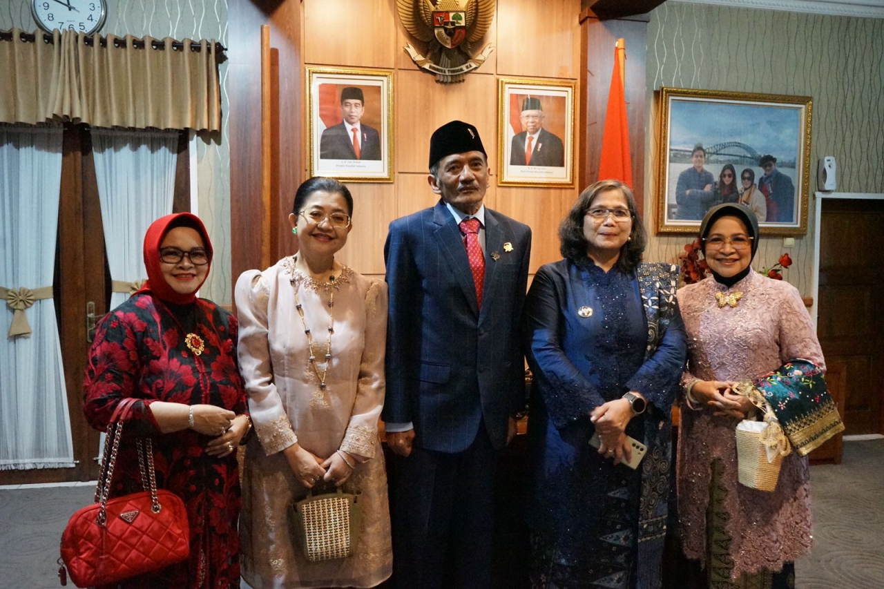 Kenangan Ibu Pj Wali Kota Kediri Zanariah saat foto bersama almarhum Agus Sunoto
