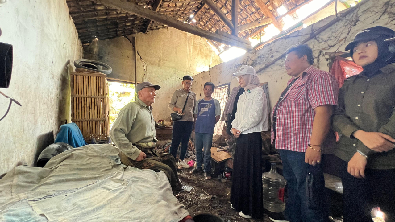 Mbak Vinanda didampingi Anggota DPRD Kota Kediri Soedjoko Adi Purnomo mengunjungu rumah milik warga Pojok yang tidak layak huni