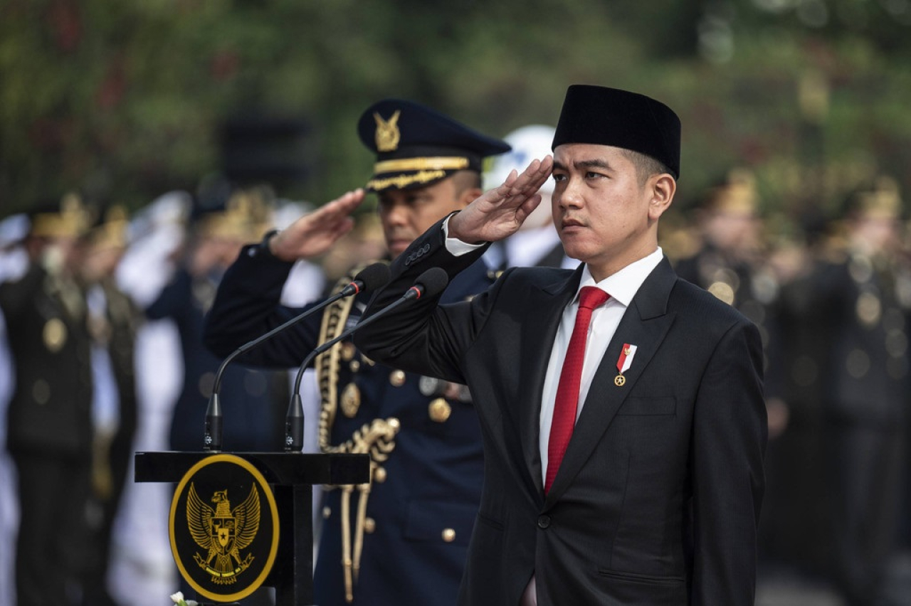 Wakil Presiden Gibran Rakabuming Raka, saat memimpin upacara ziarah nasional di TMP Kalibata Jakarta, dalam rangka peringatan Hari Pahlawan pada Minggu (10/11/2024).