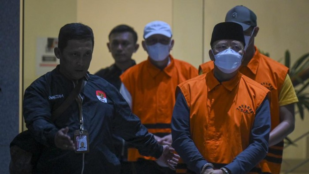 Ekspresi Gubernur Bengkulu, Rohidin Mersyah bersama dua tersangka lainnya yakni Sekda Pemprov Bengkulu dan Adc Gubernur Bengkulu, dengan rompi tahanan usai ditetapkan tersangka oleh KPK.