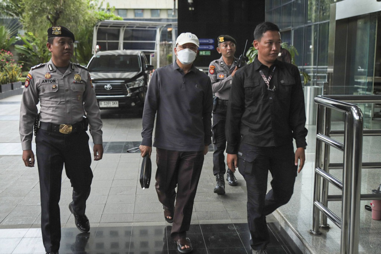 Gubernur Bengkulu Rohidin Mersyah tiba di Gedung Merah Putih KPK, Jakarta, Minggu (24/11/2024). Ia tiba dengan menggunakan topi dan masker berwarna putih serta baju panjang berwarna hitam dan celana panjang berwarna coklat.