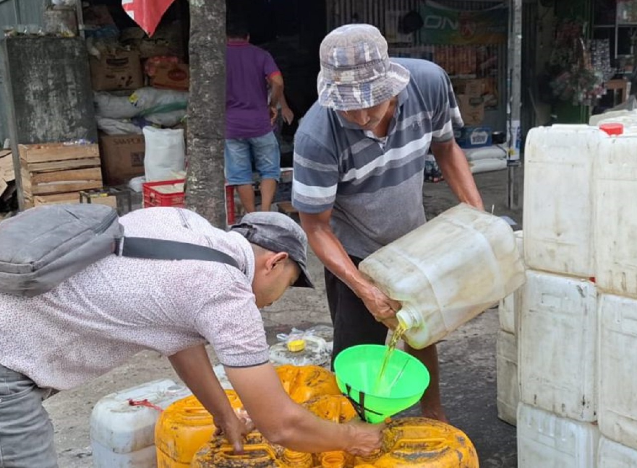 Ilustrasi. Penjual minyak curah dan kemasan di Ngawi, Jawa Timur. SP/ NGW