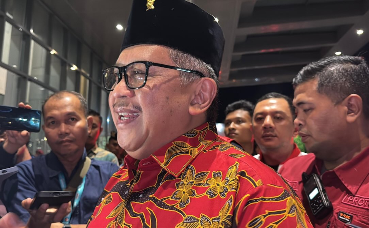 Hasto Kristiyanto Sekjen PDI-P saat tonton Debat Cagub Jatim di Surabaya, Senin 18/11/2024.