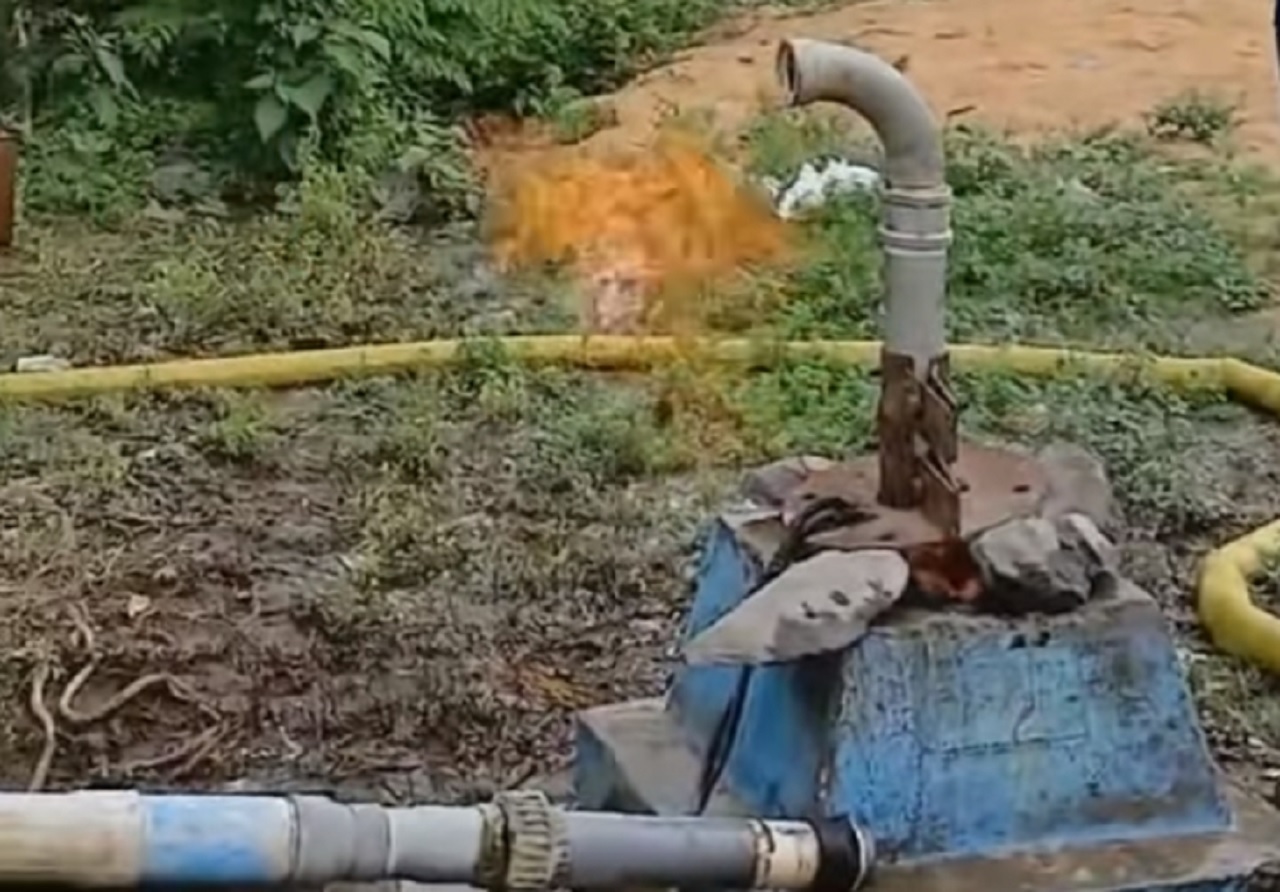 Penampakan api yang muncul dari dalam sumur di Desa Manduro, Kabuh, Jombang, Jawa Timur. SP/ JBG