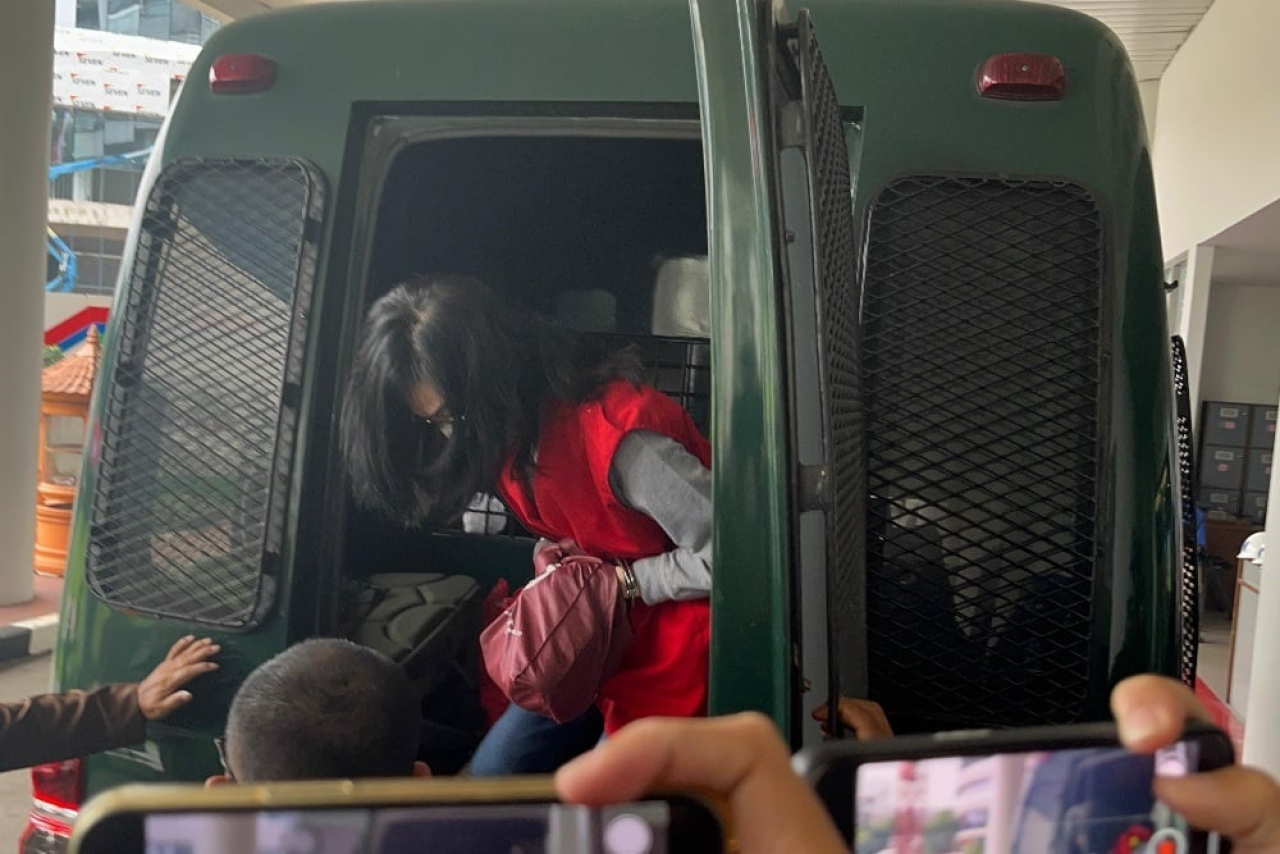 Ibu Ronald Tannur, Meirizka Widjaja, saat pemindahannya dipindah ke Jakarta, dibawah naungan Kejagung RI, Kamis (14/11/2024).