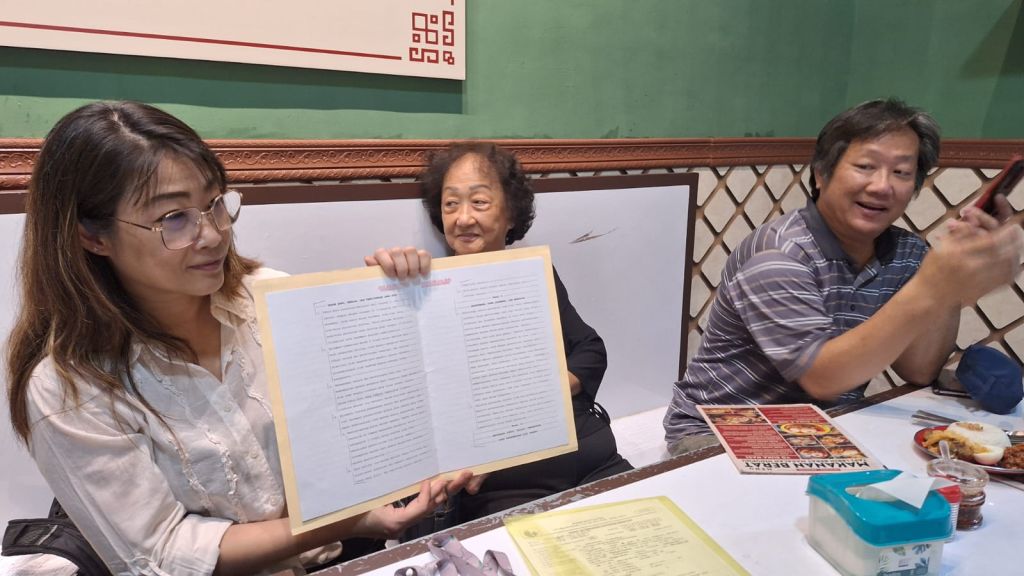 Juliati Sutjahyo dan ibunda saat memberikan keterangan kepada awak media