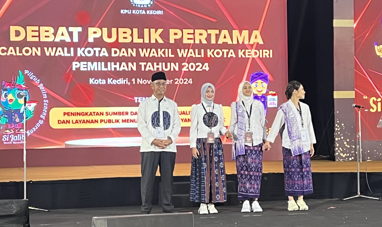 Paslon 1 Vinanda - Gus Qowim (kiri) dan Paslon 2 Feronica - Regina (kanan) saat selesai debat pertama