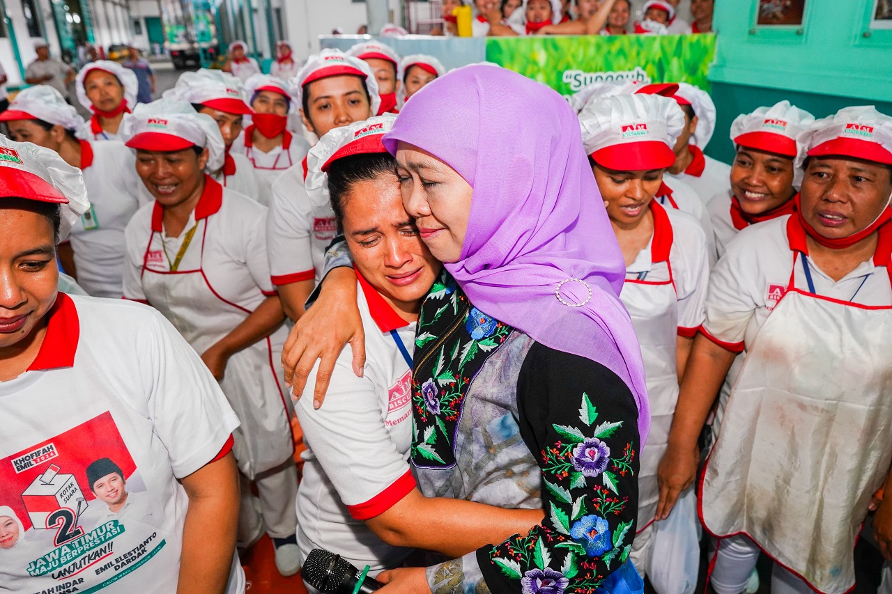 Calon Gubernur Jawa Timur Khofifah Indar Parawansa menyapa para pekerja di pabrik AIM Biskuit di Surowongso Sidoarjo, Kamis (31/10/2024). SP/ RIKO