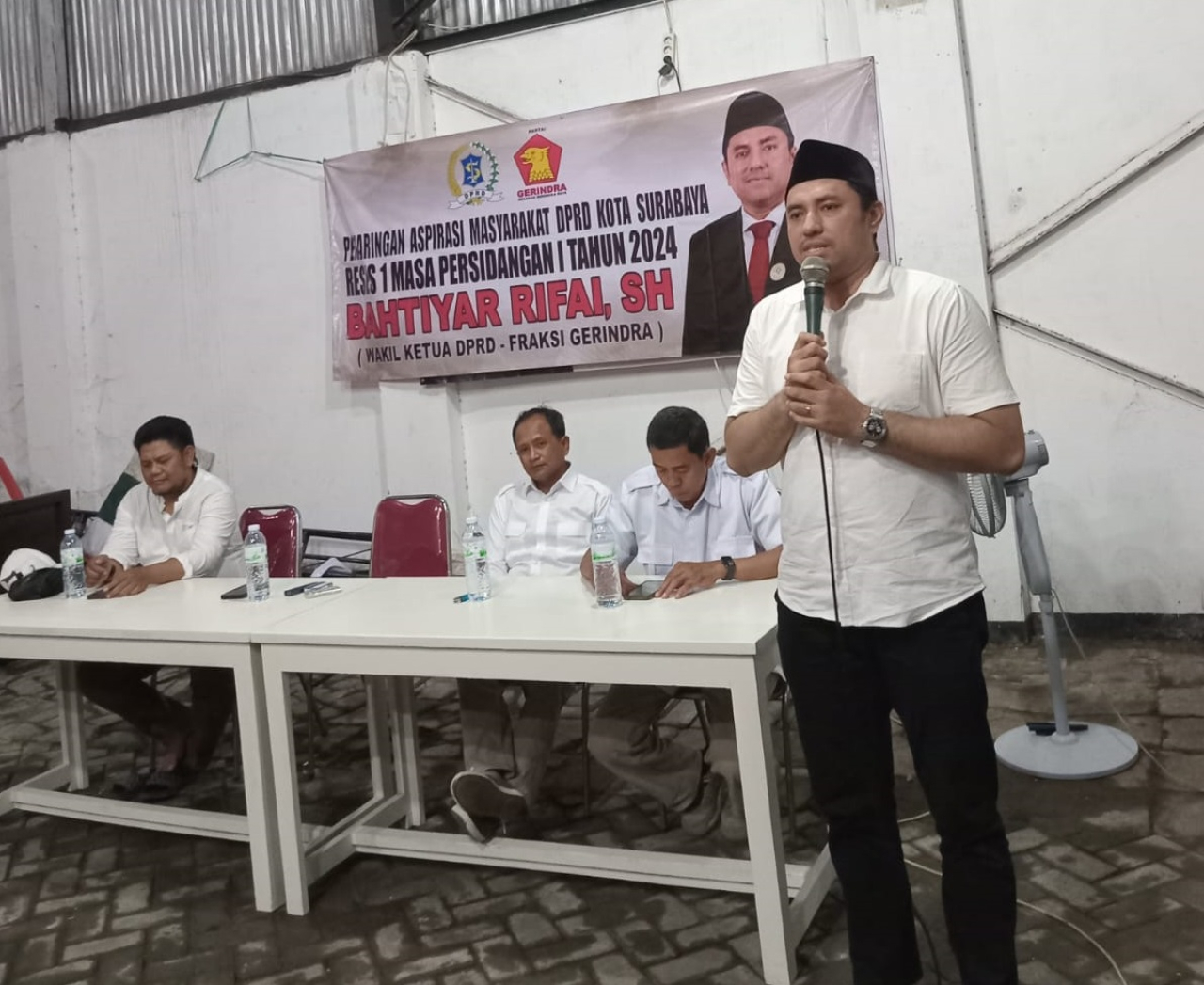 Wakil Ketua DPRD Surabaya Bahtiyar Rifai saat menggelar reses, menyerap aspirasi masyarakat di Kelurahan Sawunggaling, Kecamatan Wonokromo, Surabaya.