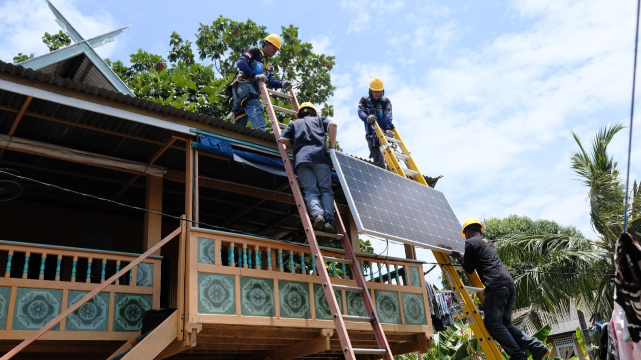 Petugas PLN saat memasang unit mikro PLTS dan energy storage program SuperSUN di Pulau Laiya, Kabupaten Pangkep, Provinsi Sulawesi Selatan. Foto/Humas PLN