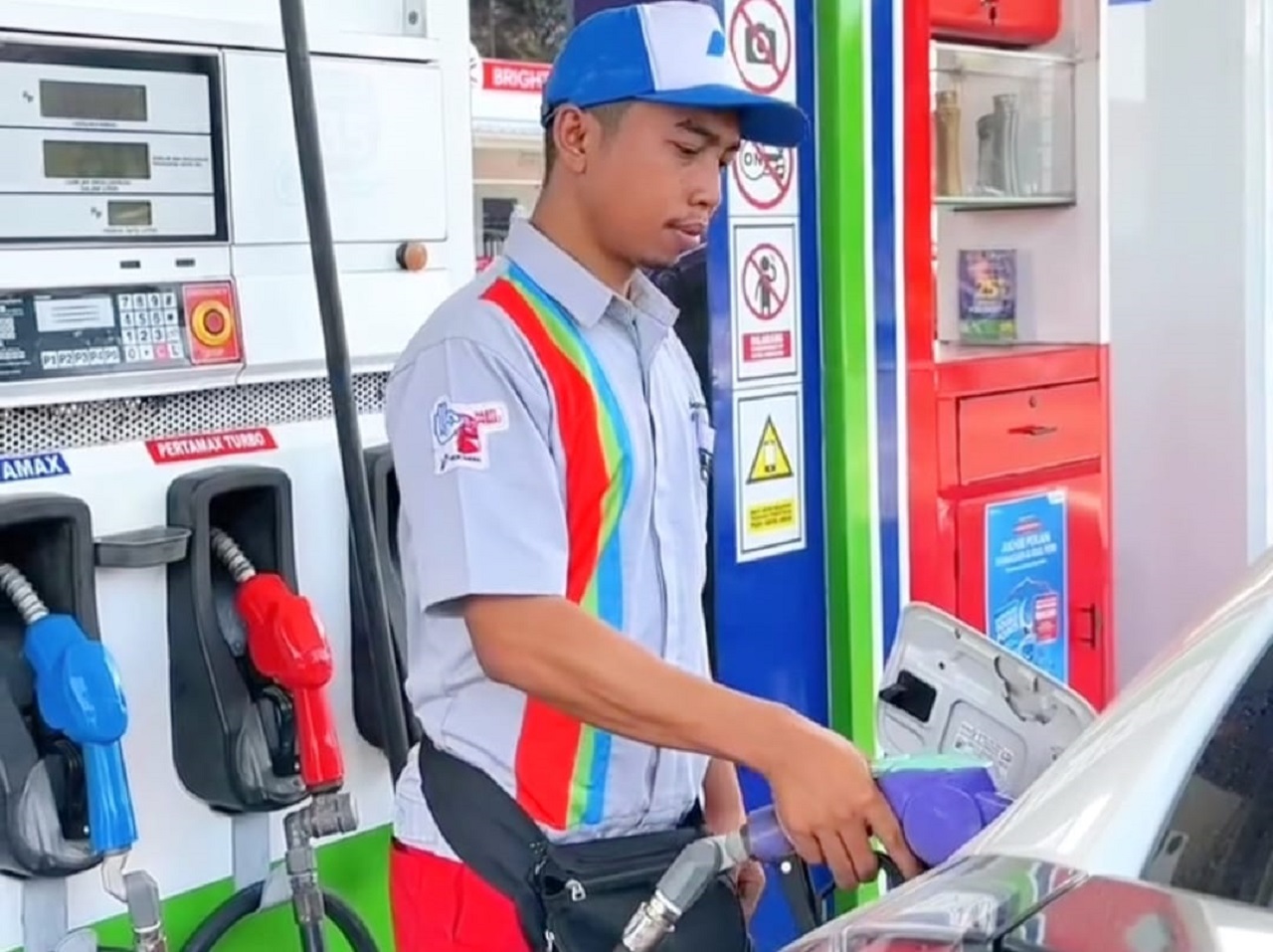 Petugas SPBU Pertamina saat mengisi BBM ke kendaraan konsumen. SP/ NI