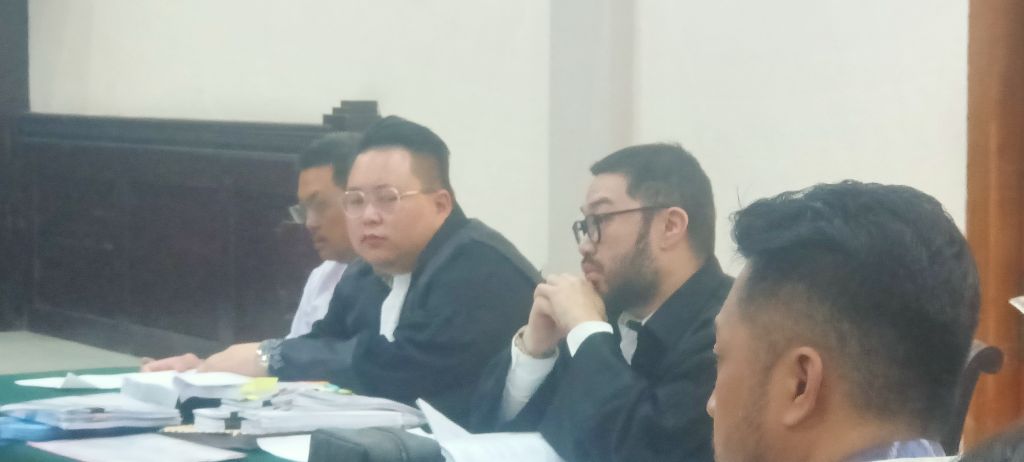 Penasehat hukum terdakwa Herman Budiyono saat menikuti jalannnya sidang di Pengadilan Negeri Mojokerto
