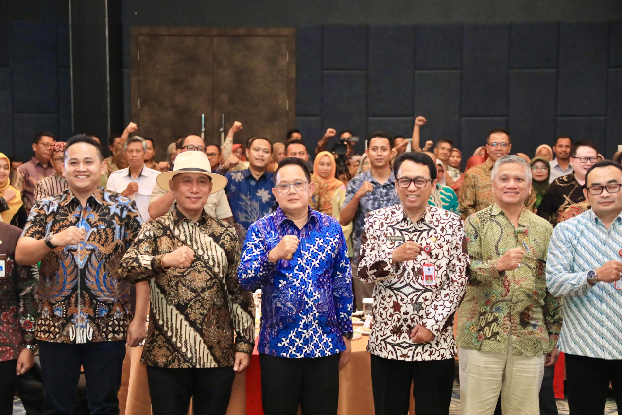 Pj Gubernur Jawa Timur Adhy Karyono saat menghadiri acara gebyar musim giling gula di Sidoarjo, Rabu (6/11/2024). Foto/Humas Pemprov