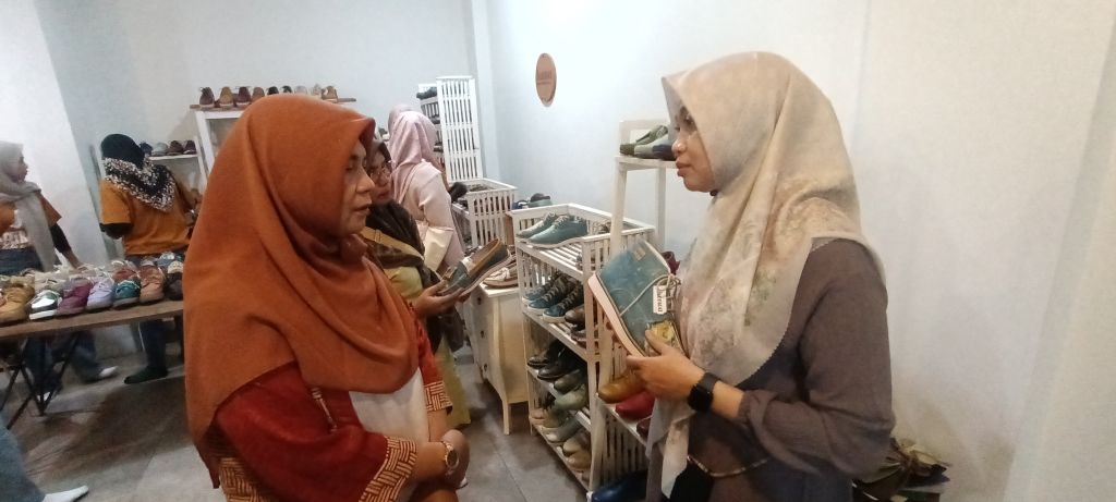 Stidi tiru IKM alas kaki Kota Mojokerto di DIY