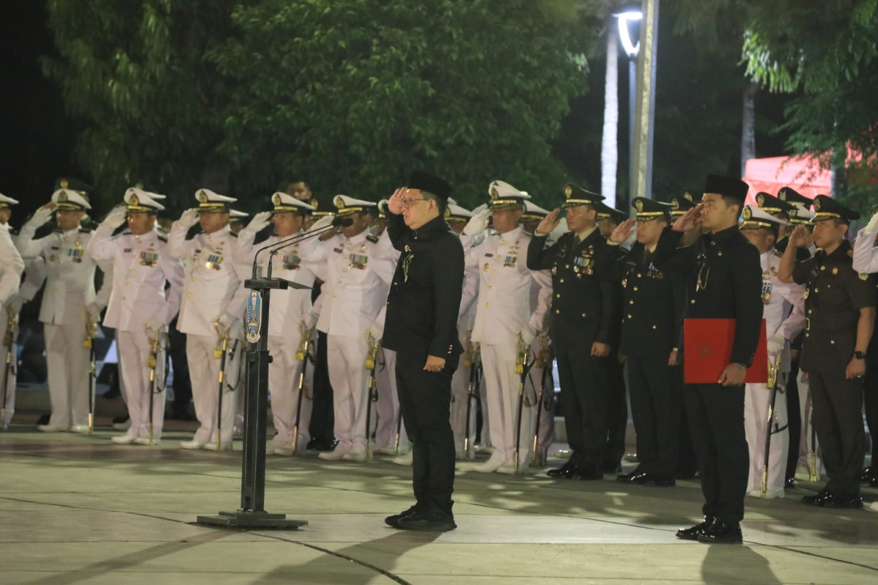 Pj Gubernur Jatim Adhy Karyono menjadi Inspektur AKRS Peringatan Hari Pahlawan Tahun 2024 di TMP Sepuluh Nopember, Surabaya, Minggu (10/11/2024) dini hari. Foto/Humas Pemprov