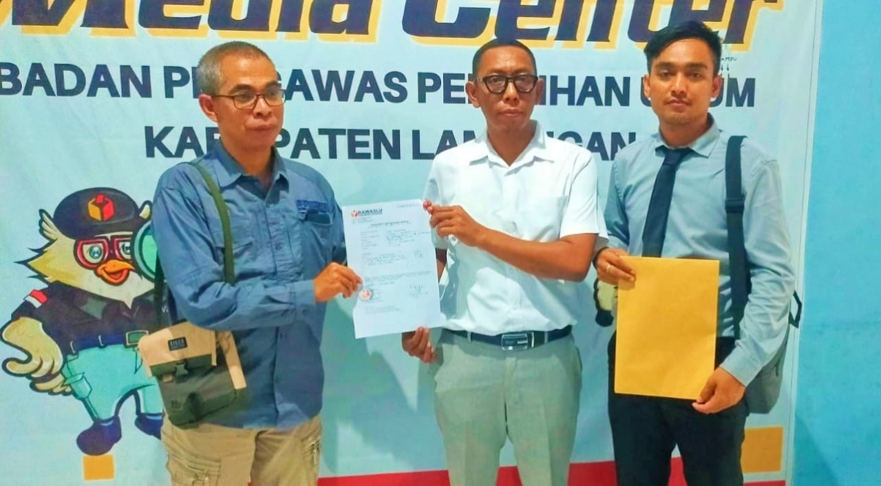 Tim kuasa hukum Paslon 01 Bagus saat menerima tanda bukti laporan diterima oleh Bawaslu. SP/Muhajirin