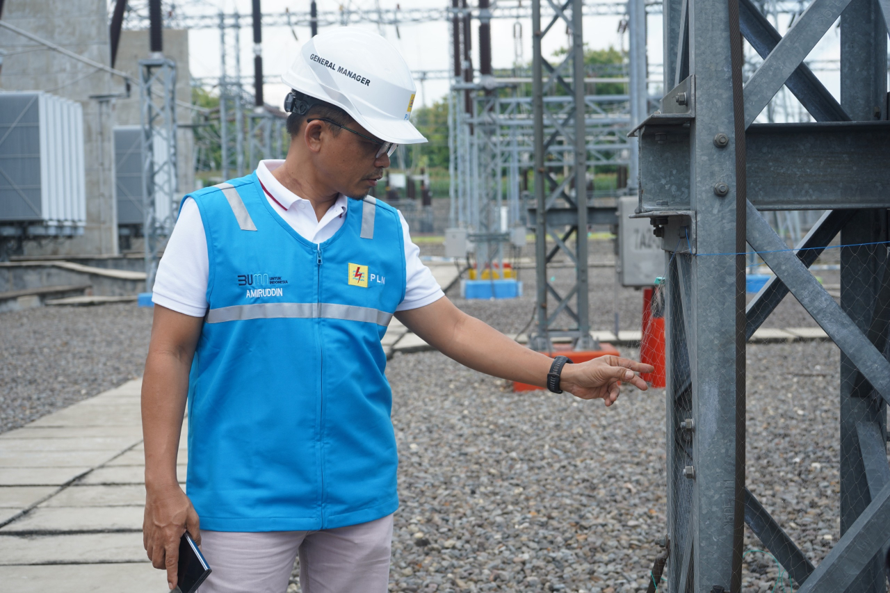 GM PLN UIT JBM Amiruddin saat mengecek alat penangkal sarang burung pada area lengan PMS (Bus A Fasa RST) Bay Sampang 1 di GI Bangkalan dalam 2 hari pada akhir pekan. Foto/Humas PLN