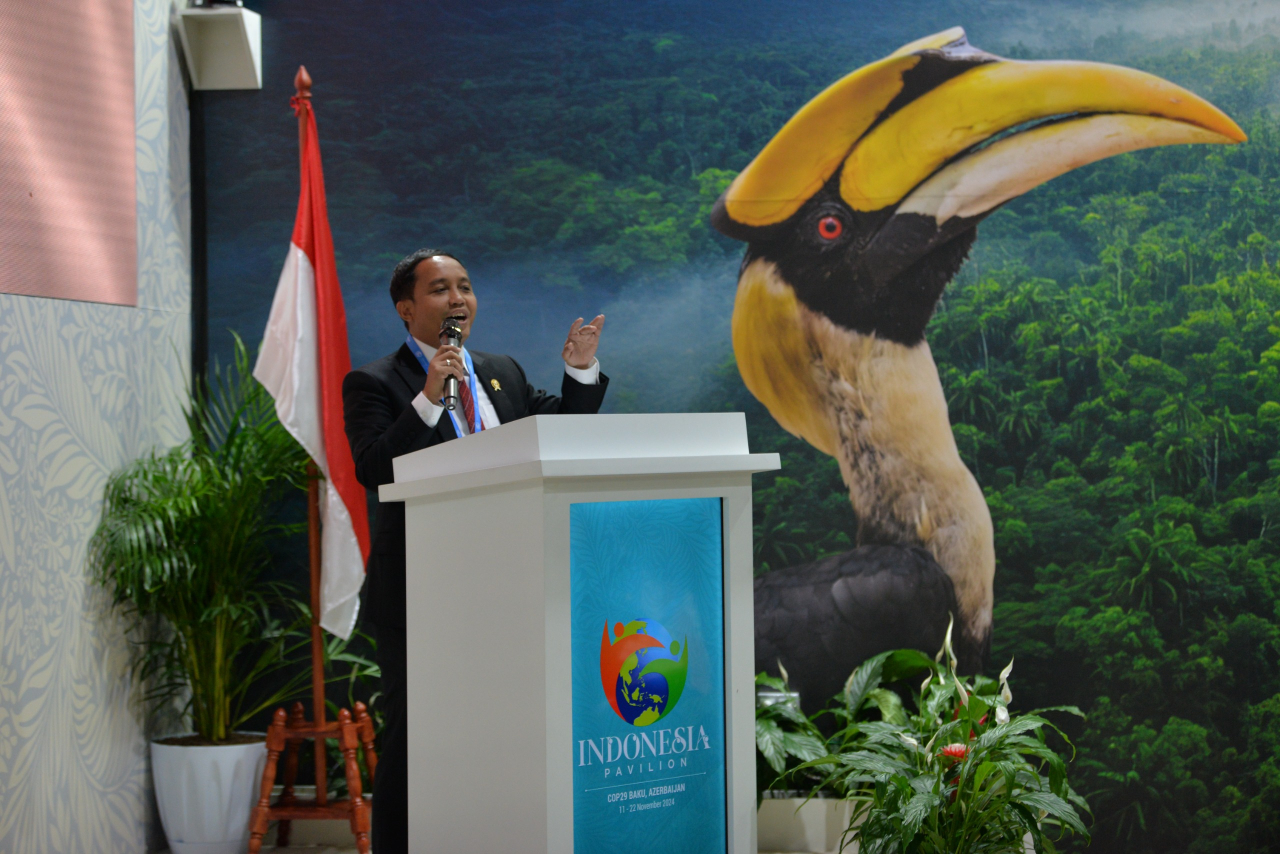 Menteri Kehutanan, Raja Juli Antoni memberikan sambutan saat pembukaan Paviliun Indonesia di COP 29, Baku Azerbaijan, Senin (11/11/2024). Foto/Humas PLN