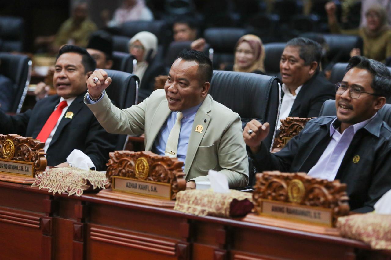 Ketua Komisi A DPRD Surabaya, Yona Bagus Widyatmoko (tengah). 