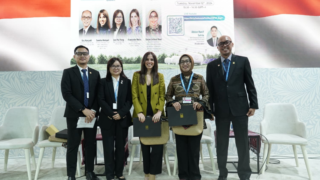 Dirjen EBTKE KESDM, Eniya Listiani Dewi (kedua dari kanan), Direktur Transmisi dan Perencanaan Sistem PLN, Evy Haryadi (kanan), seusai mengisi diskusi panel pada COP29 di Azerbaijan, Selasa (12/11/2024). Foto/Humas PLN