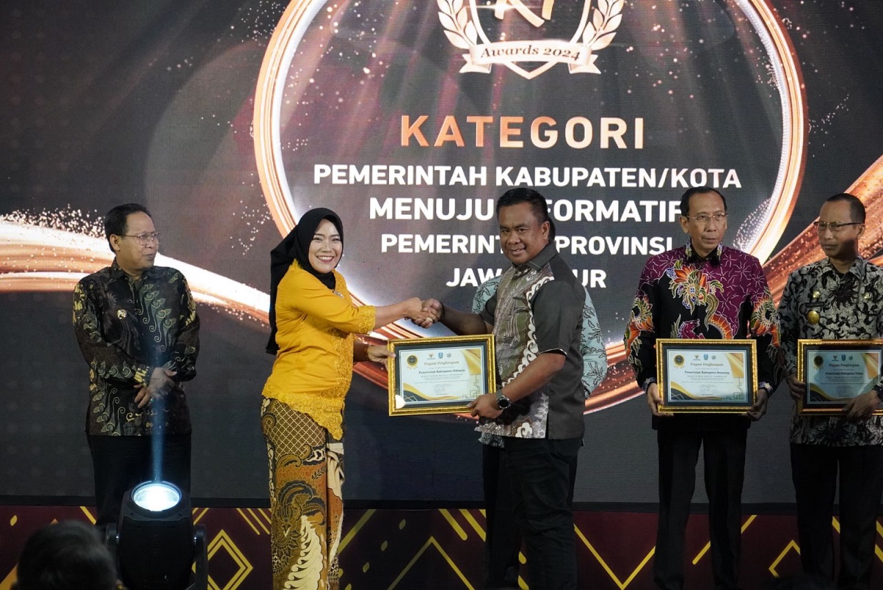 Pemerintah Kabupaten Sidoarjo meraih penghargaan Kategori “Menuju Informatif” ajang Komisi Informasi (KI) Awards 2024. SP/ HIK