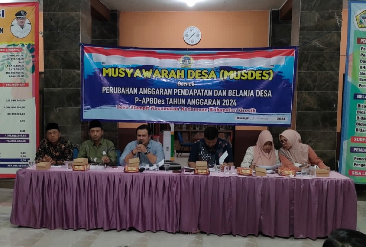 Kepala Desa Slempit Suyitno saat menyampaikan draf P-APBDes 2024 pada musdes perubahan, Selasa (12/11/2024). SP/Maidid